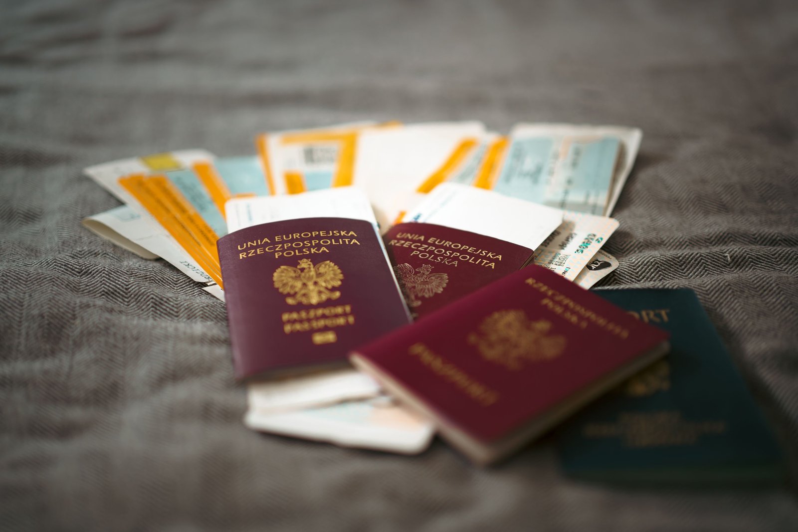 Formations et documents de voyage: passeports et titres de séjour empilés, prêts à vérifier les formalités légales travailleur étranger France